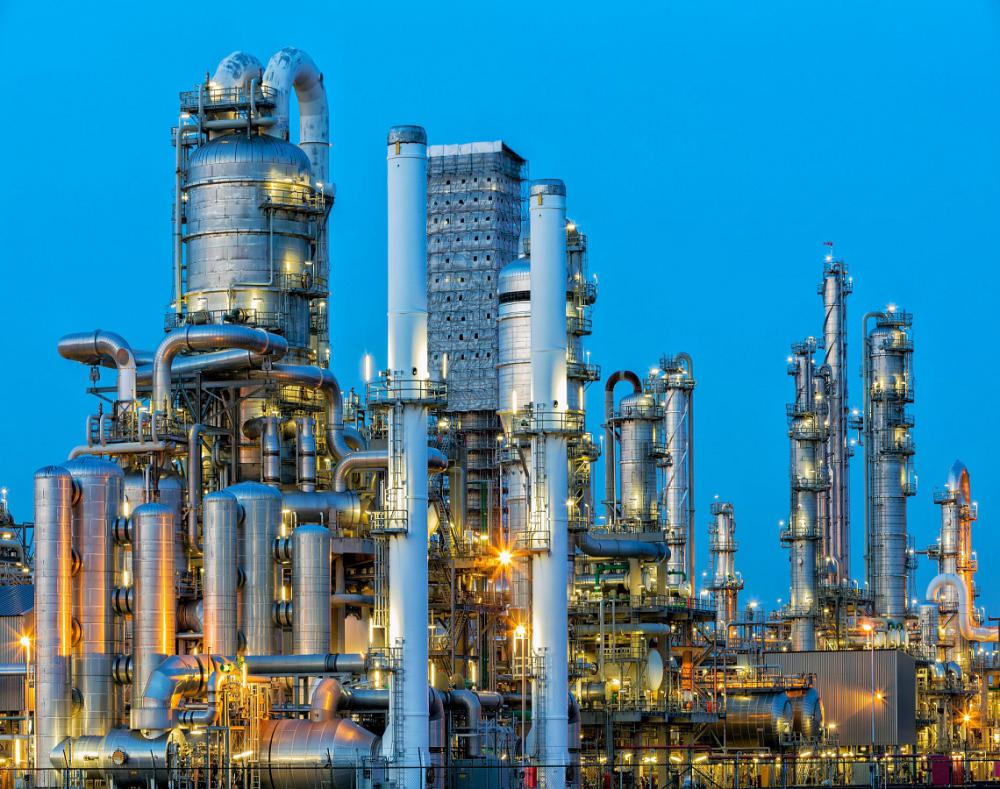 Специальные промышленные химикаты для добычи нефти и газа: особенности применения и безопасности
